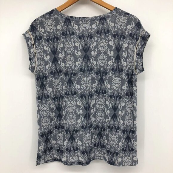 Rose & Olive Blue and White V-neck Abtract print  T-Shirt Lattice Detailing LG - Picture 2 of 14